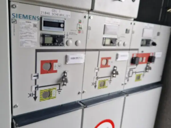 bouw-technics-industriele-elektriciteit-15 -  - Hoogspanningscabine & noodgenerator